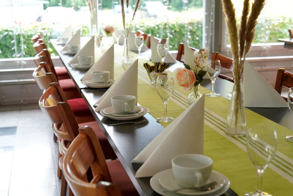 Festlich gedeckter Tisch für Feiern und Catering in der SVM Gaststätte
