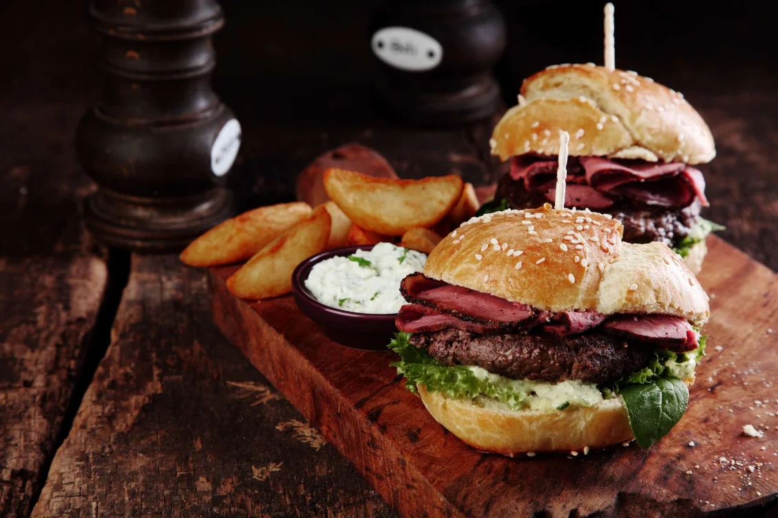 Amerikanischer Burger aus der SVM Gaststätte Heidenheim