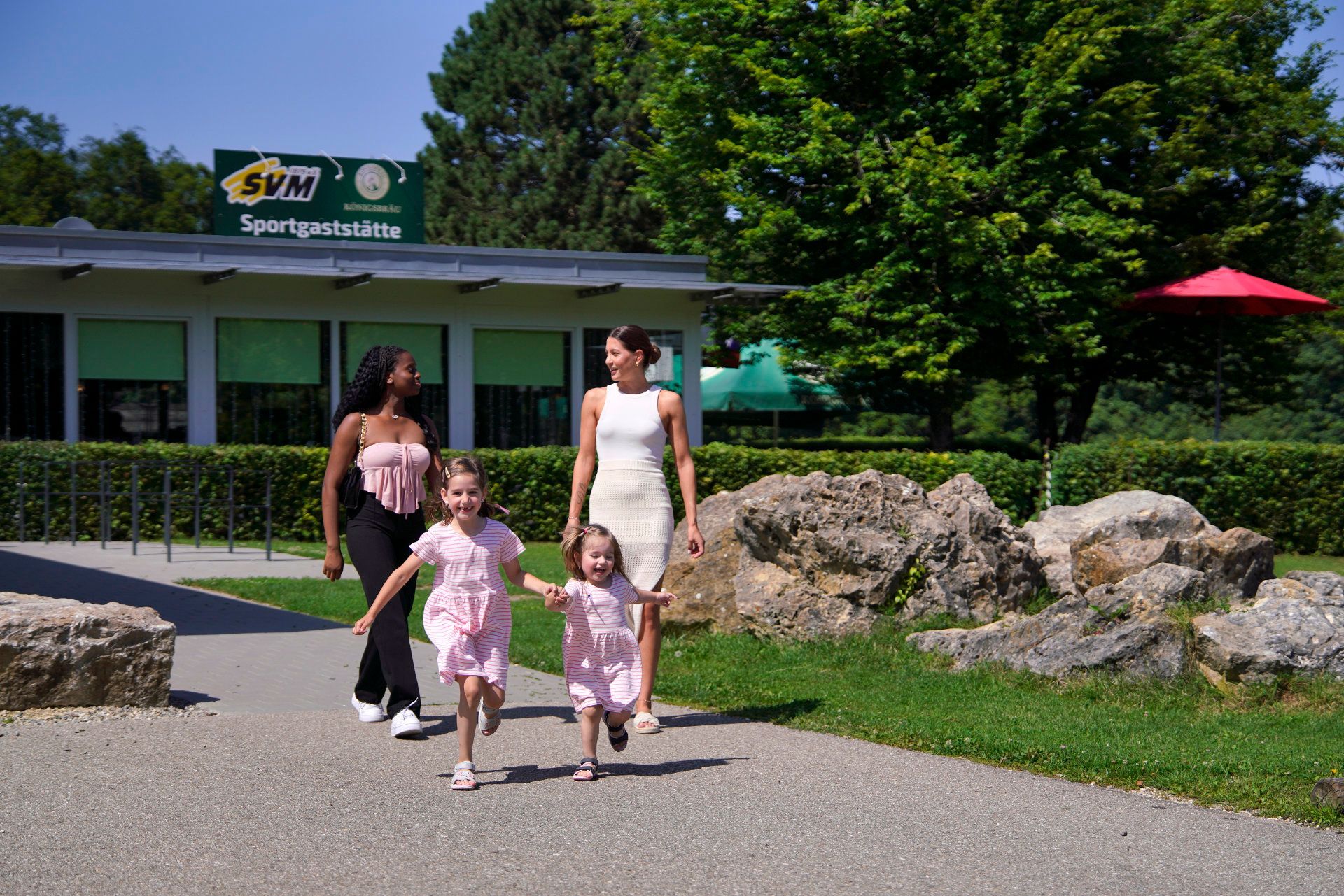 Gäste vor der SVM Gaststätte am Sportplatz in Heidenheim